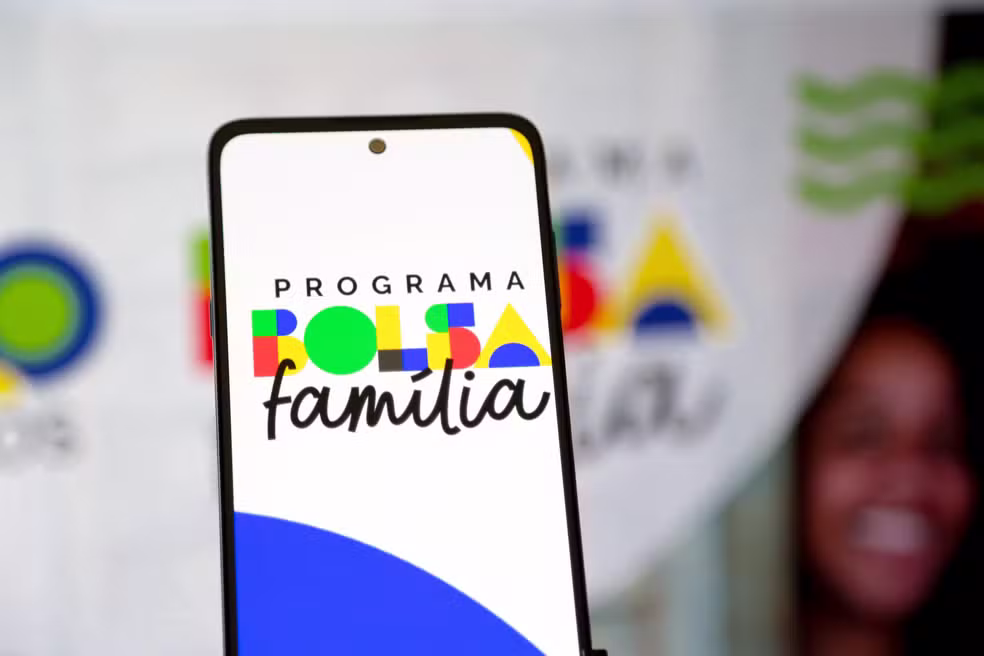 Federal government starts Bolsa Família payments to thousands of families