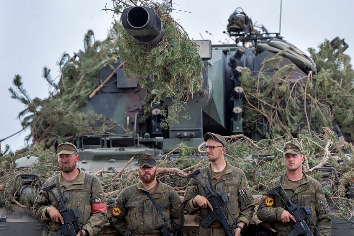 DW: Is the German military at a crossroads?