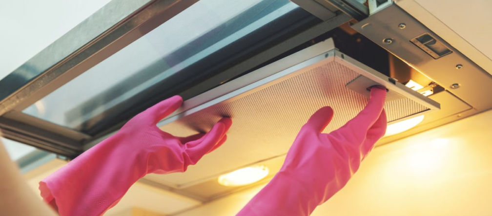 Spring cleaning Scandinavian method of cleaning the hood. Add it to a cloth and the dried fat will be washed away with water. Cleaning the hood