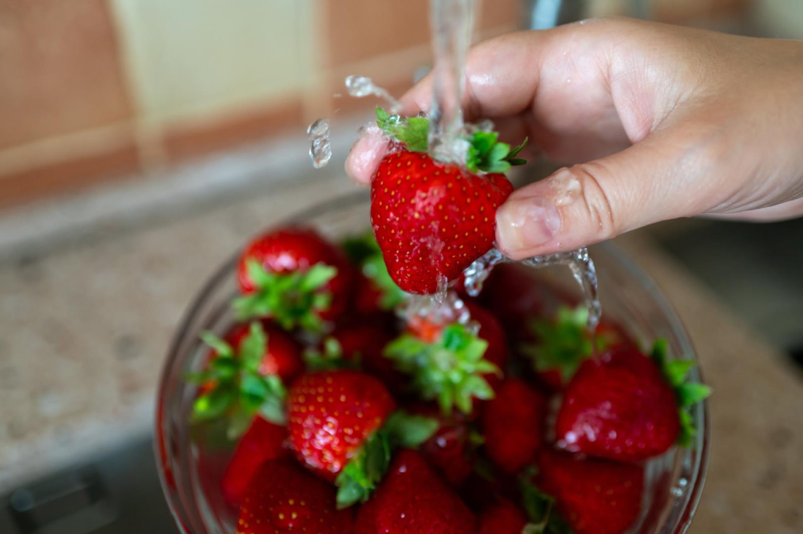 Health and fruits She showed how to wash fruits before eating them. "Removes 98% of pesticides from non-organic fruit". Fruit washing