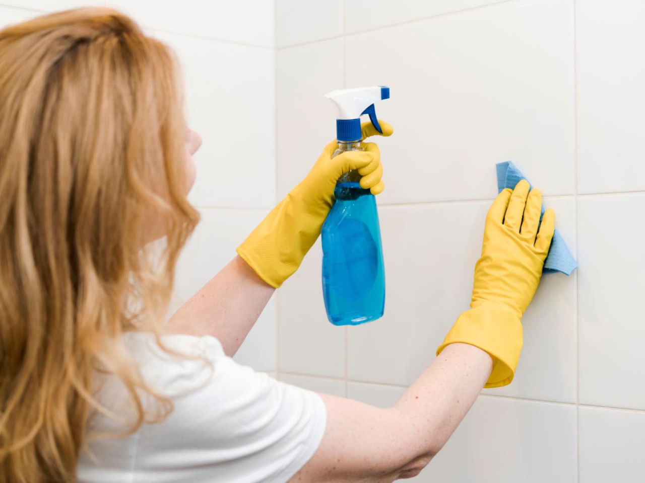 Home tips Home method for shiny bathroom tiles. This cheap kitchen product works wonders