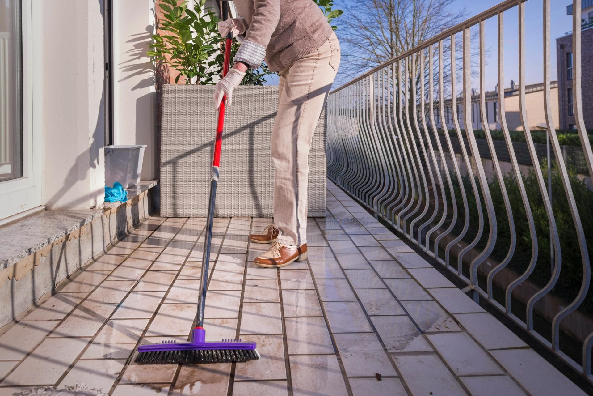 Spring is coming. Pour 50 ml into water and wipe the balcony tiles. It will wash away exhaust deposits and dirt after winter. No stains or streaks. Cleaning the balcony after winter