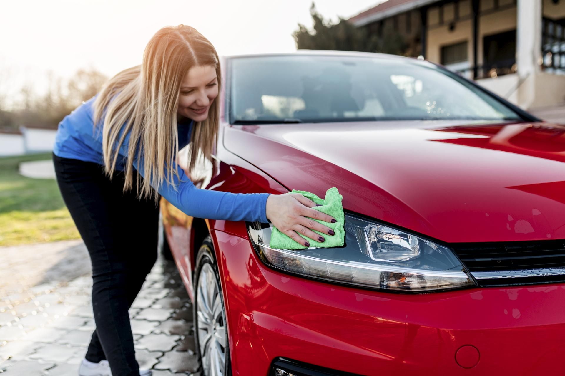 Tips for drivers Take it from the bathroom and apply it to dull car headlights. They will be as good as new. Cleaning car lamps