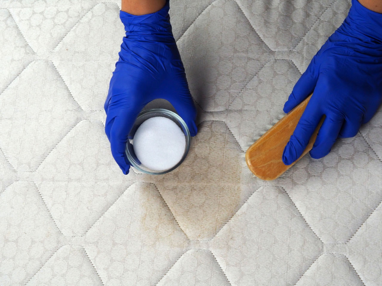 Stains on the mattress Sprinkle, moisten and spread on yellow stains on the mattress. It will absorb traces of sweat in a few minutes. How to wash a mattress