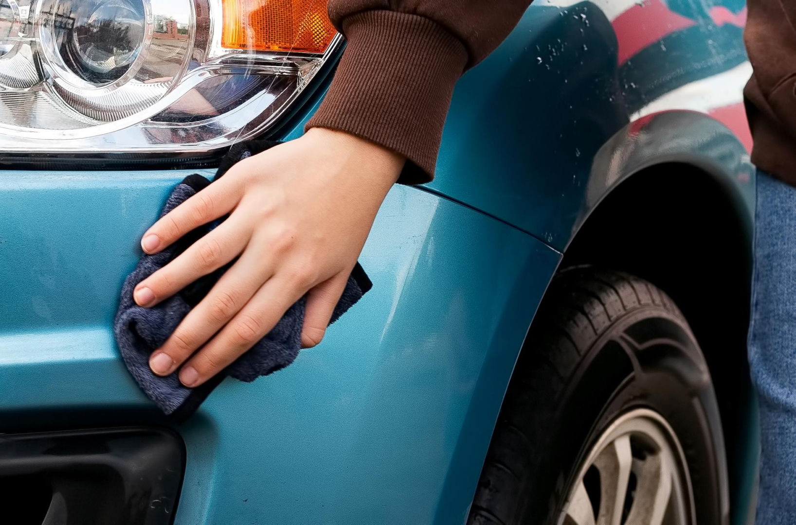 Tips for drivers Put 5 drops and use a cloth to polish scratches on the bodywork. It will be as smooth as new without the help of a varnisher. Home remedy for scratches in the car