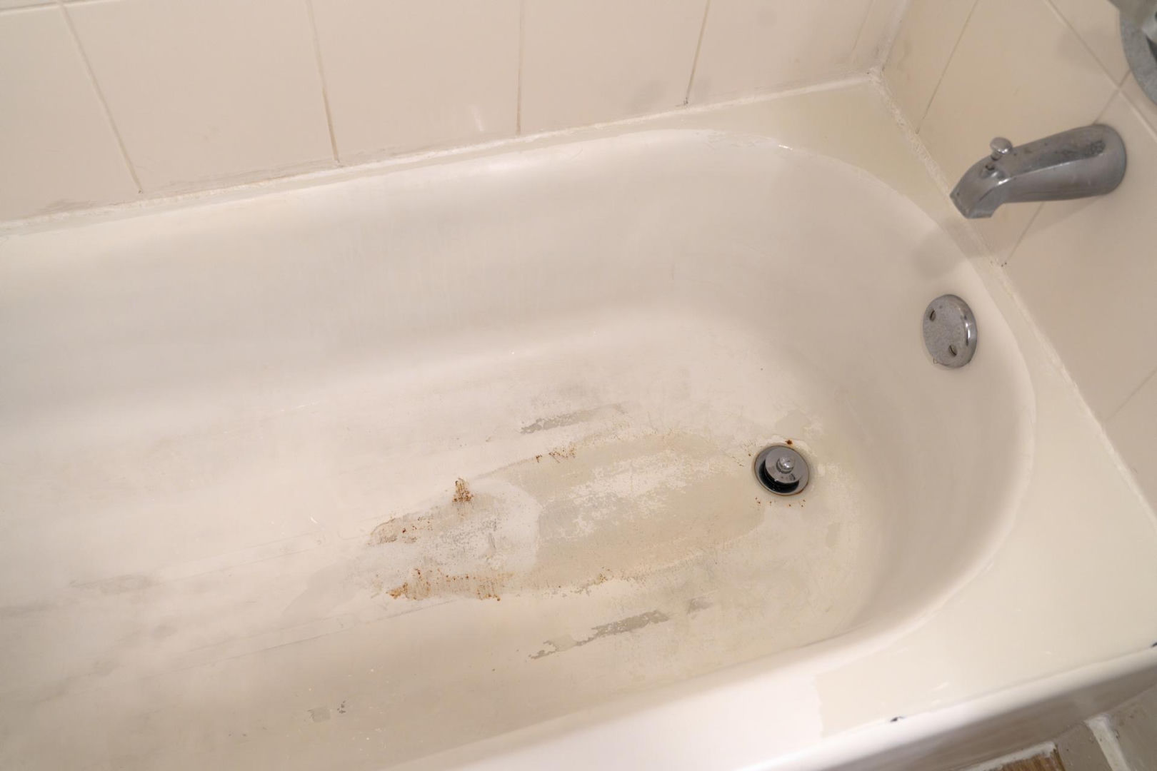Cleaning the bathroom An old, yellowed bathtub can look like new. It will take 1 hour and you won't need to do anything. Cleaning the bathtub from limescale