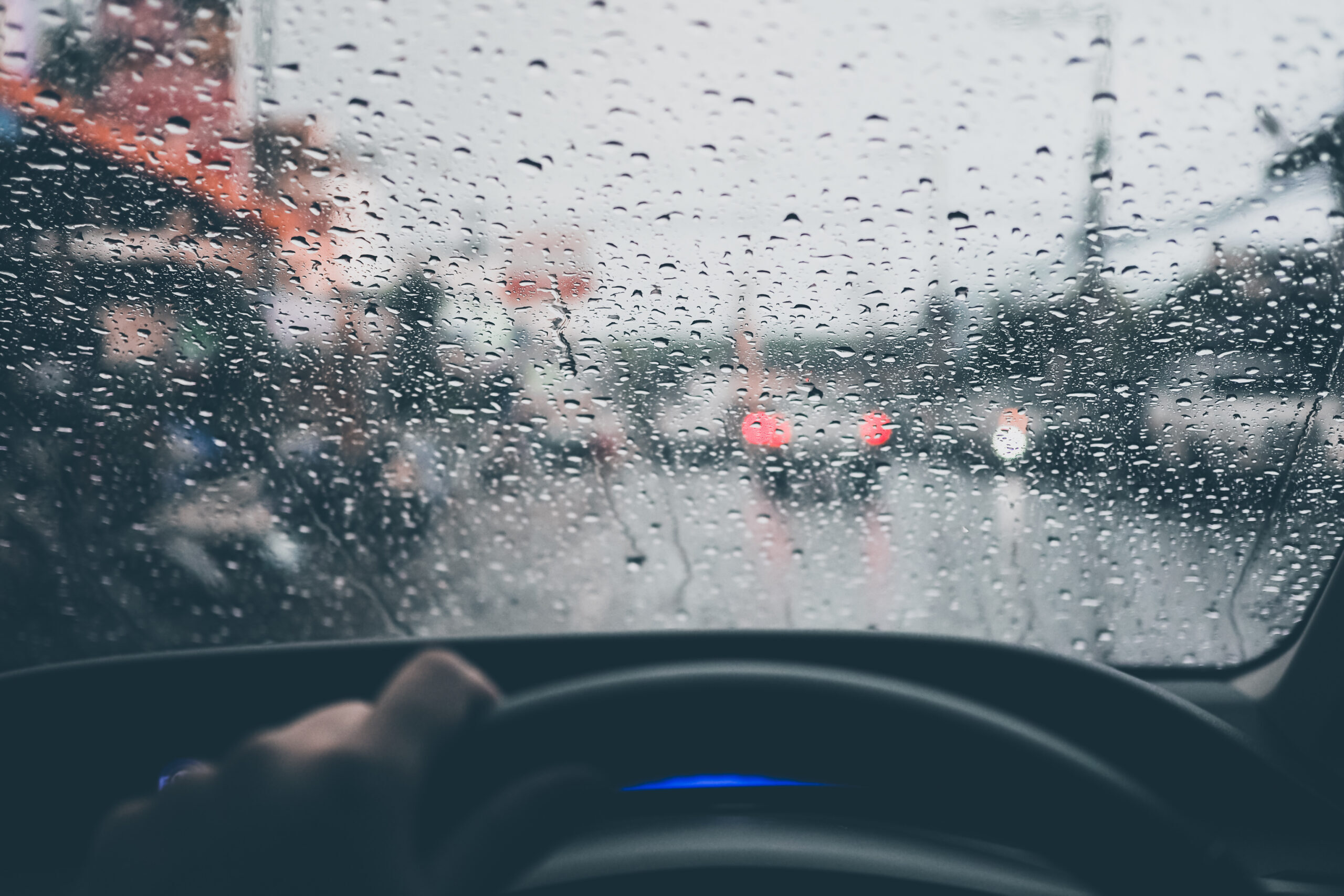 Driving in the rain: a frequent mistake can result in fines of up to 600 euros and increase the danger on the road