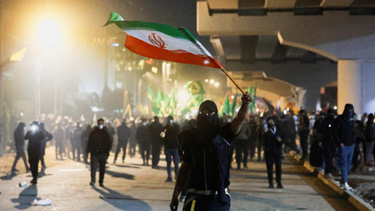 Pro-Iranian militants claim responsibility for a bombing that left 6 dead against a US base in Iraq