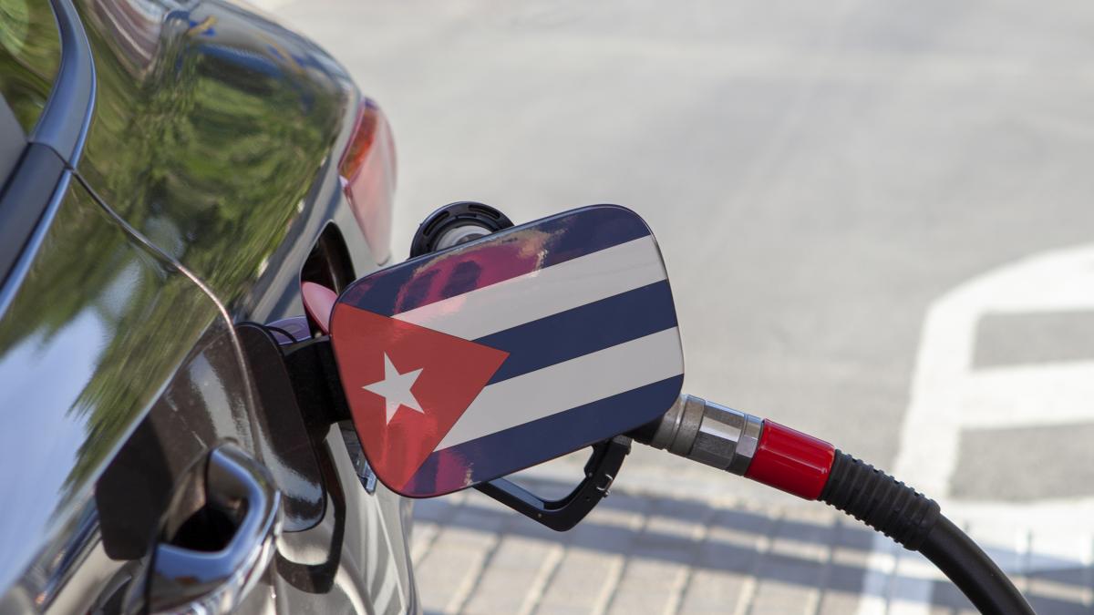 Juan Carlos, 56-year-old Cuban mechanic: "In a crisis like this, the coal car is the best option we have"