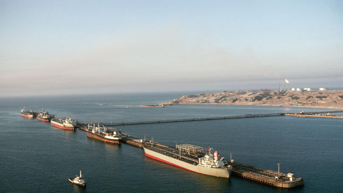 The US and Israel have been bombing Iran for weeks but have not touched the island that concentrates 90% of its oil exports: attacking it would bring the barrel to $150