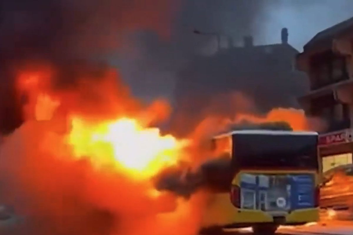 Switzerland: 6 dead, 5 injured in bus fire - Man allegedly set himself on fire