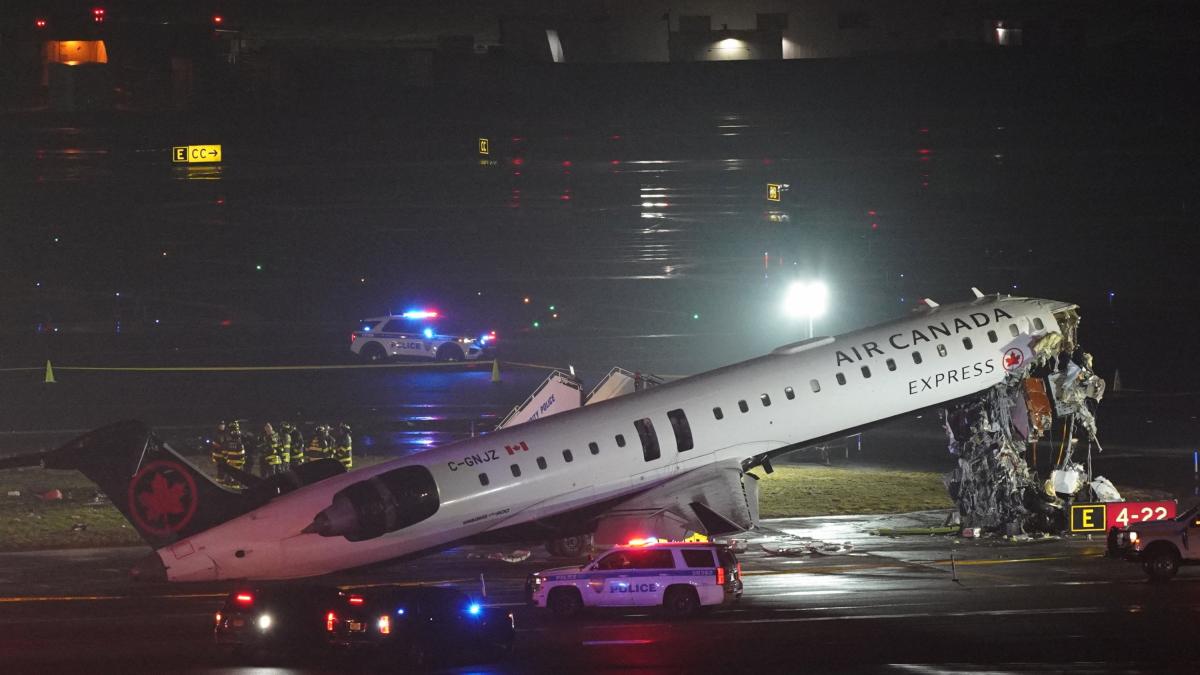 A plane collides with a truck after landing at LaGuardia Airport: it has closed for safety