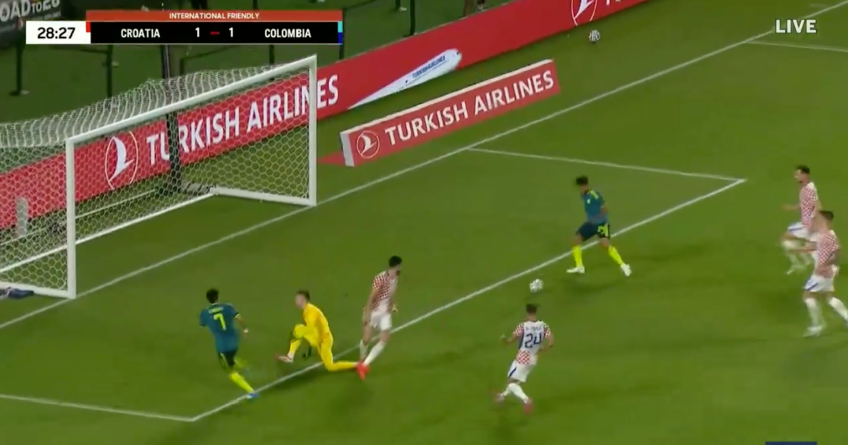 Luis Díaz puts his head in his hands after Luis Suárez's unbelievable failure