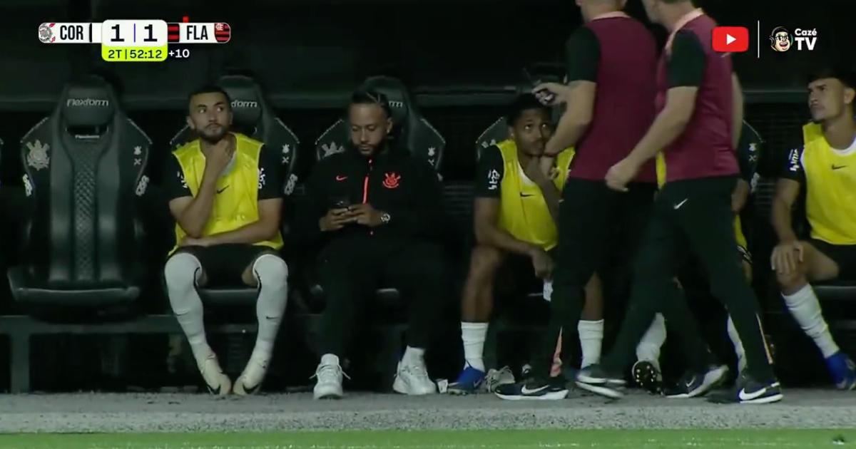 Memphis Depay is reprimanded after being “caught” on his cell phone during a game