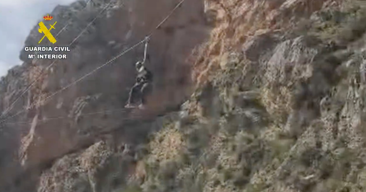Adventure becomes nightmare: woman gets stuck in the middle of a zipline in Granada