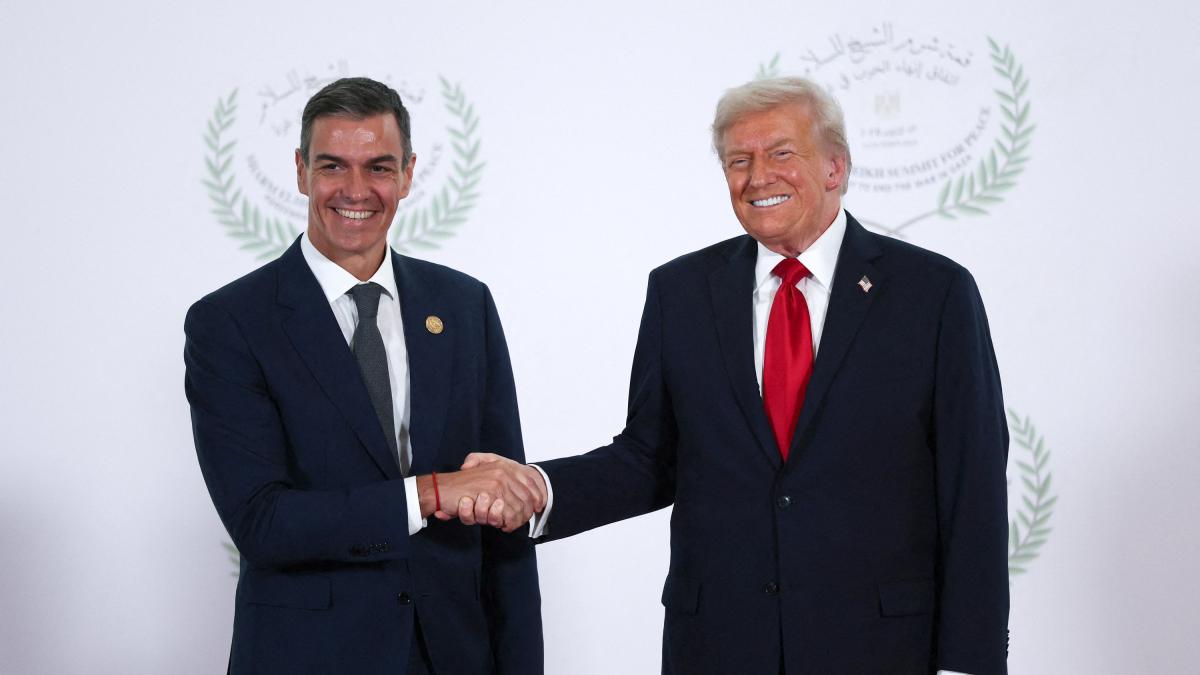 The White House announces that Spain has agreed to "cooperate militarily" with the US after Trump's threats and the Government "strongly" denies it