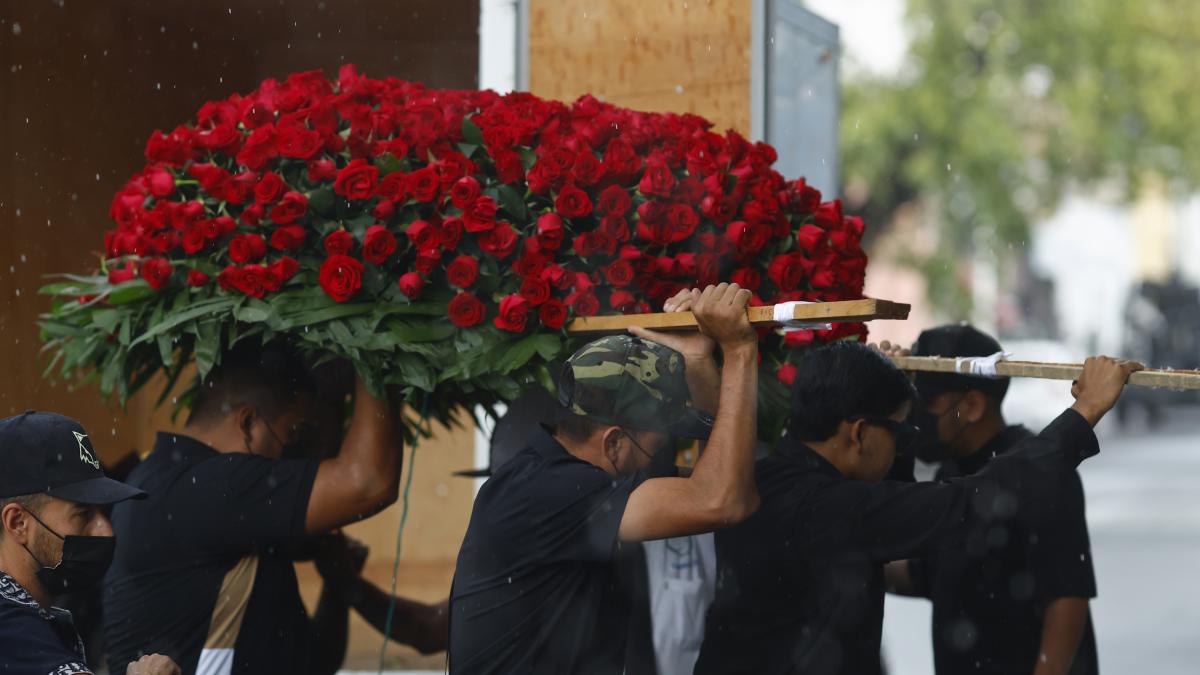 The last goodbye to El Mencho: burial with a golden coffin, regional music and military armor in Jalisco