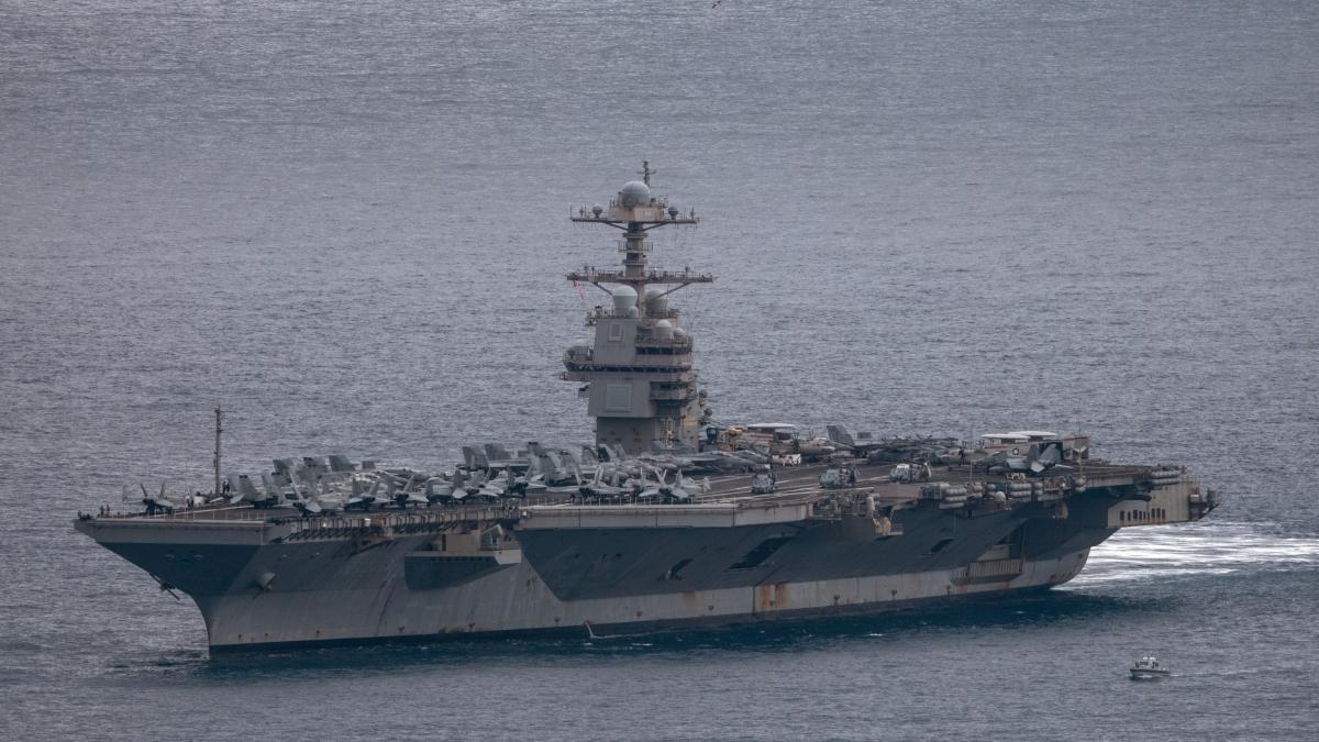 The most advanced US aircraft carrier leaves the Gulf after 9 months at sea, a fire with hundreds of people poisoned and daily breakdowns: now there is only one in the combat zone