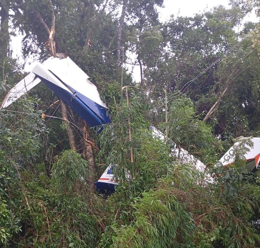 Avião monomotor cai após atingir fiação elétrica durante chuva intensa e piloto morre no acidente