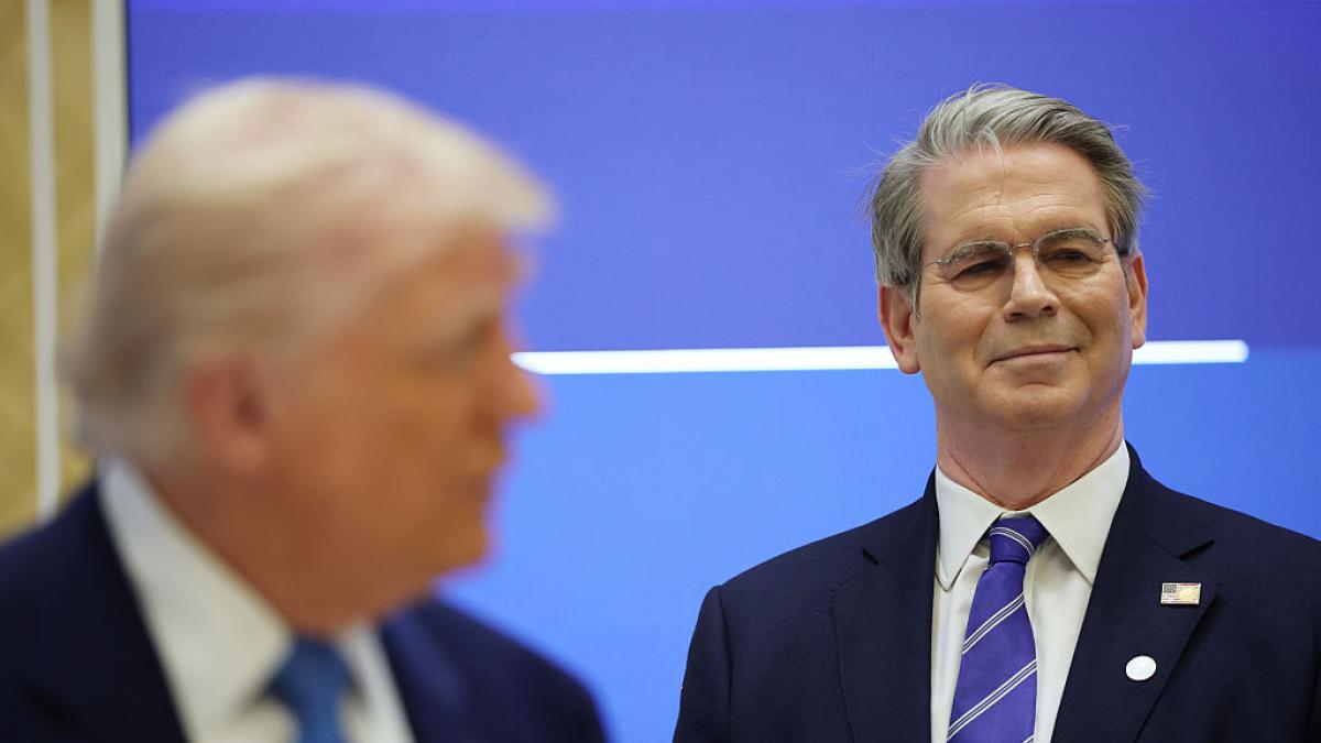 The US Treasury Secretary opens the door to an embargo on Spain through a "combined effort": "His stance puts American lives at risk"