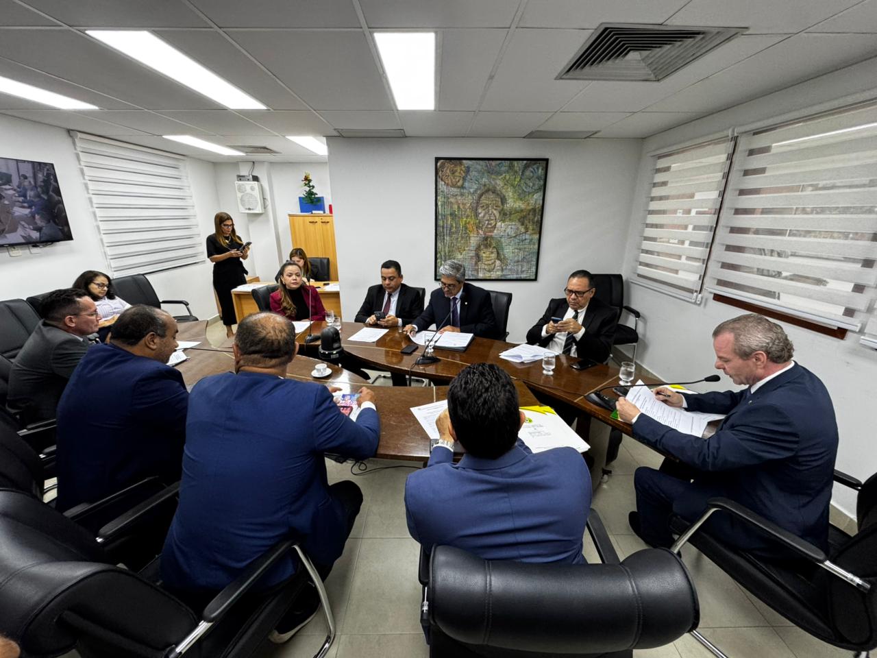 Após o fim da reunião das comissões, os deputados retomam a sessão e votam os projetos no plenário.