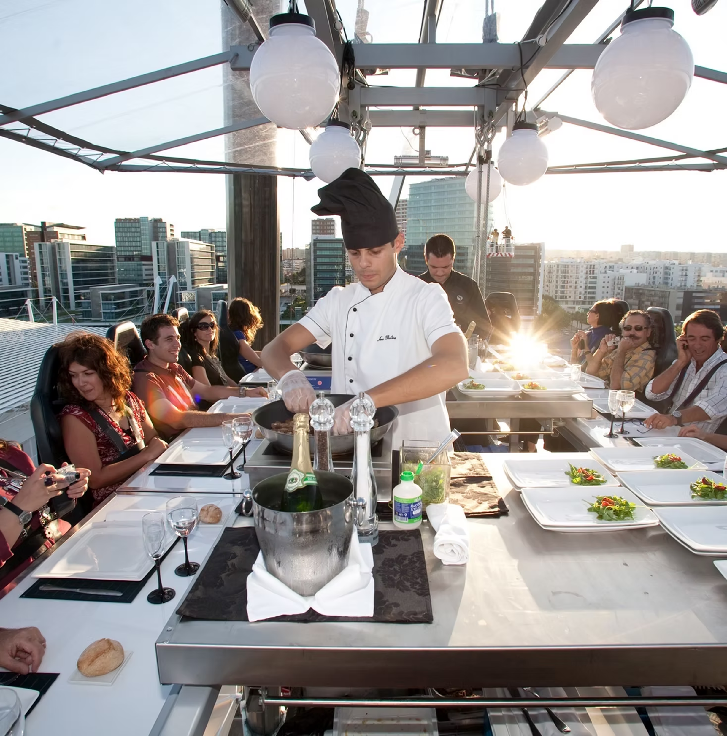 Noélia Jerónimo stars in a dinner suspended 50 meters high in the Algarve