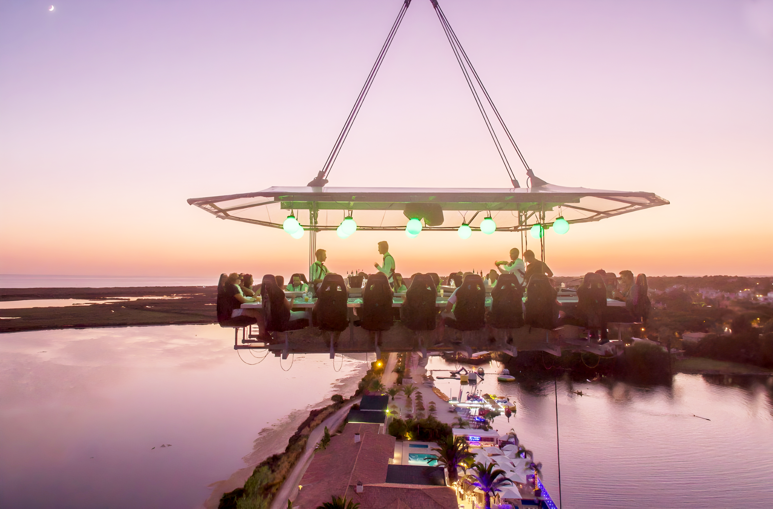 Noélia Jerónimo stars in a dinner suspended 50 meters high in the Algarve