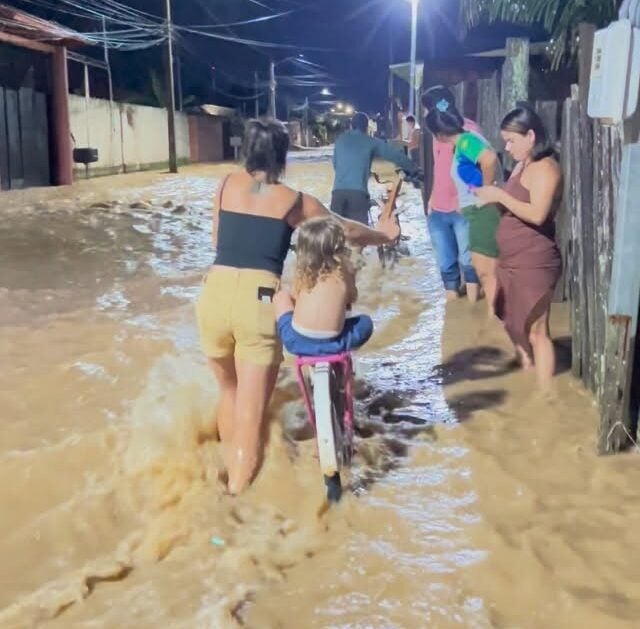 Rua São Bento, na Baixada da Sobral, ficou completamente alagada e com forte correnteza em Rio Branco.