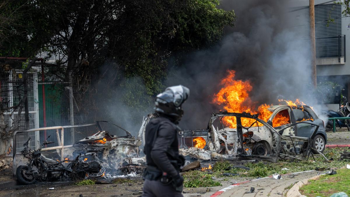 Two killed in Tel Aviv by Iranian missiles after the death of Larijani while the United States bombs strategic positions in Hormuz