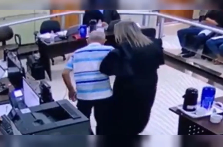 Réu que confessou matar ex-mulher é flagrado por câmeras fingindo mancar no tribunal