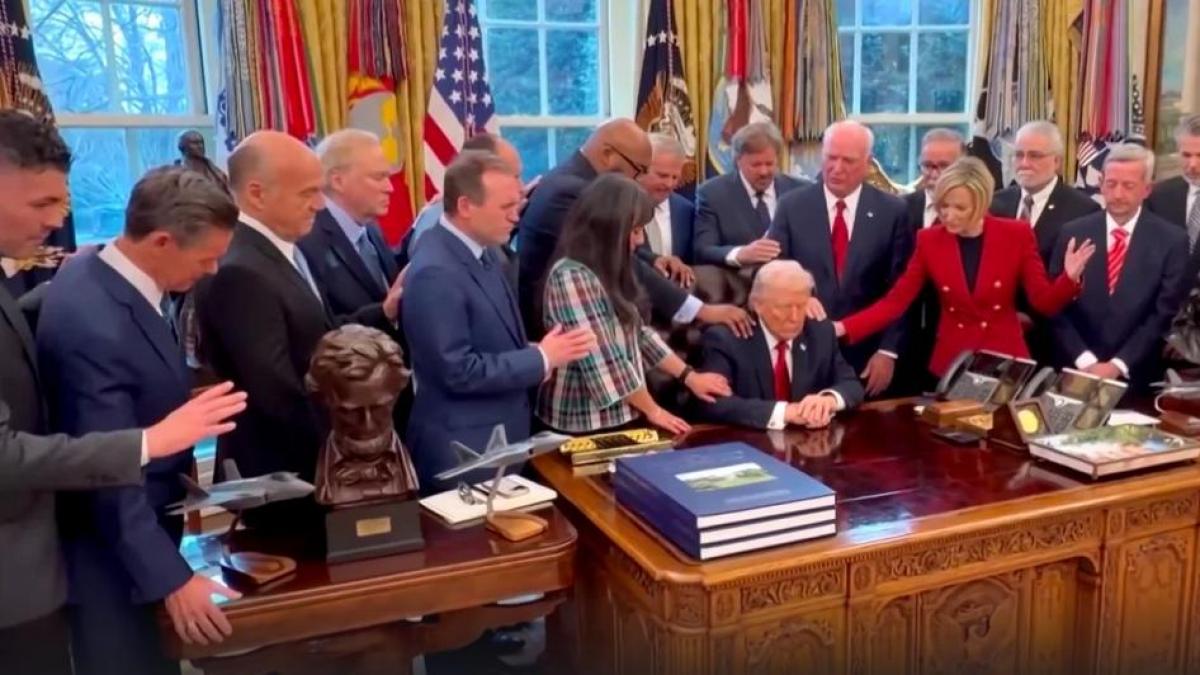 Trump begins to pray with a group of pastors in the Oval Office: "For our troops"