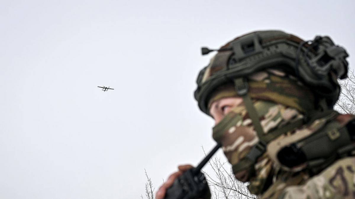 Ukraine tests exoskeletons in real combat for the first time: gunners load 50 kilo howitzers with AI that adapts the effort in real time