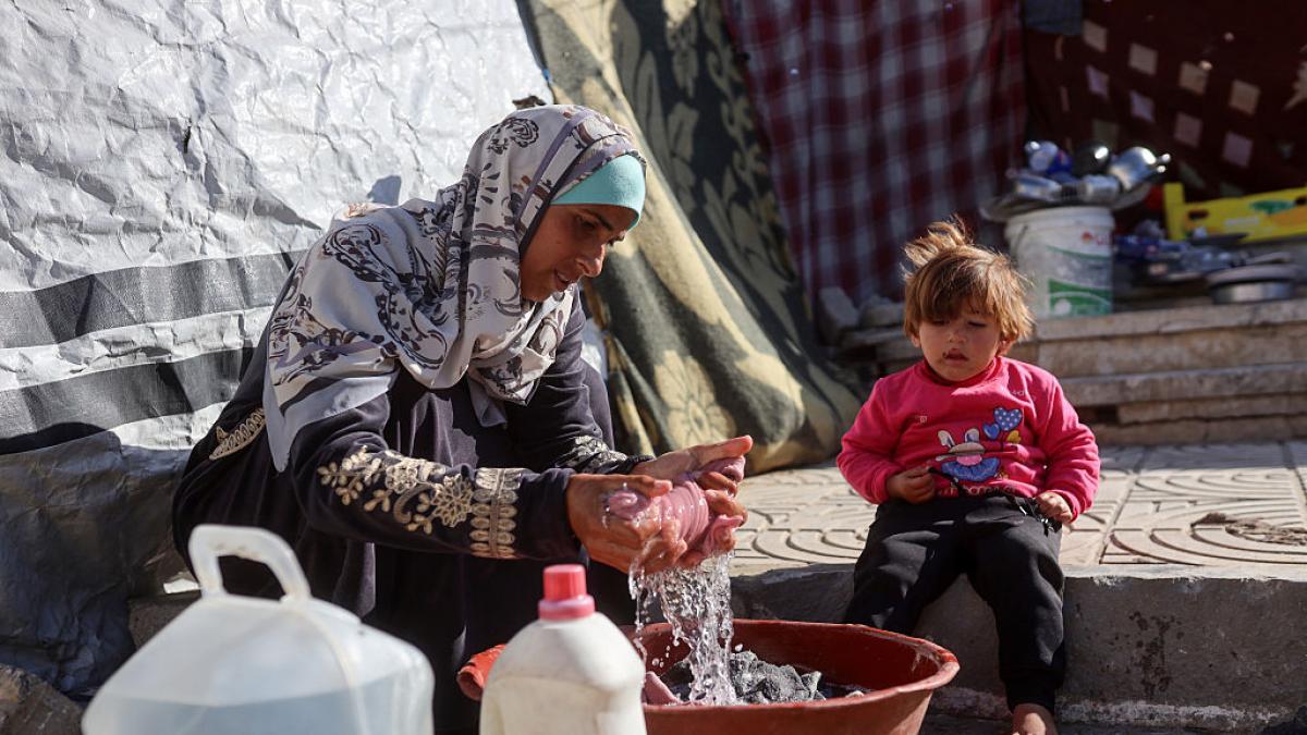 Noura, a 45-year-old Syrian displaced in Beirut: "We have been sleeping on the streets for a week; the Lebanese have tents but they don't let us enter the schools because we are Syrians"