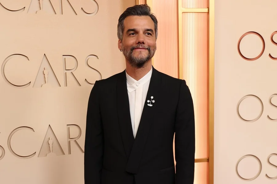 Conhecido por manter sua vida pessoal longe dos holofotes, o ator Wagner Moura se tornou um dos assuntos mais comentados nas redes sociais após um registro raro publicado por seu filho primogênito, Bem Moura, deMetrópoles. 19 anos. 