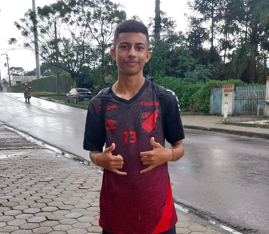 Garoto senamadureirense inicia período de testes no Athletico-PR após se destacar em peneira