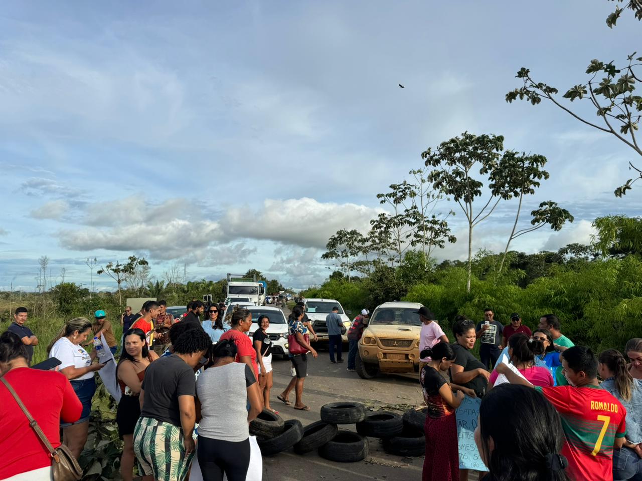 Protesto segue na BR-364 e mães cobram presença do prefeito Gerlen Diniz