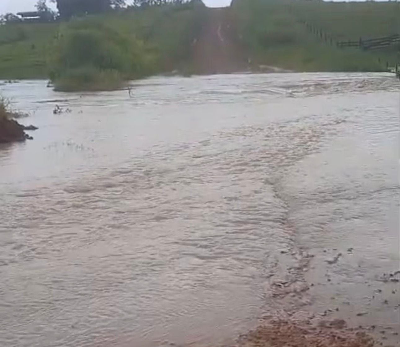 Igarapé overflows and isolates residents of branch in rural Sena