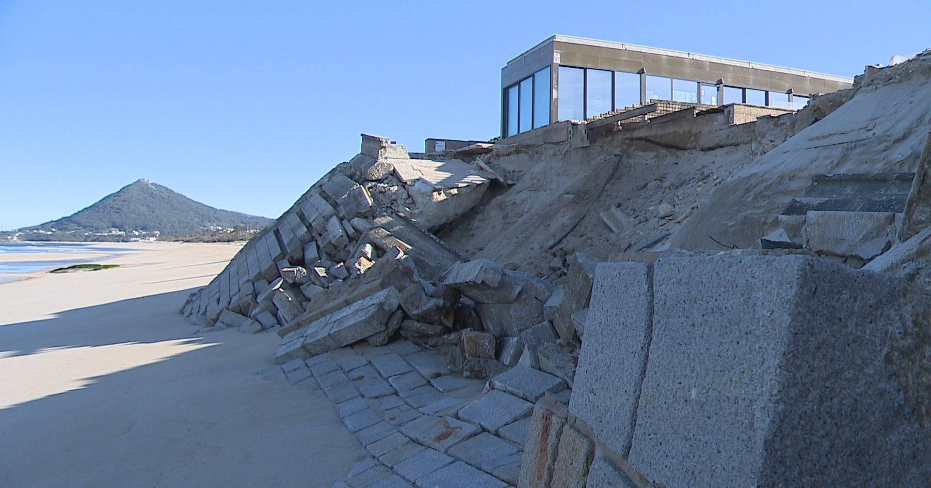 Work has begun to stabilize the wall at Moledo beach, in Caminha