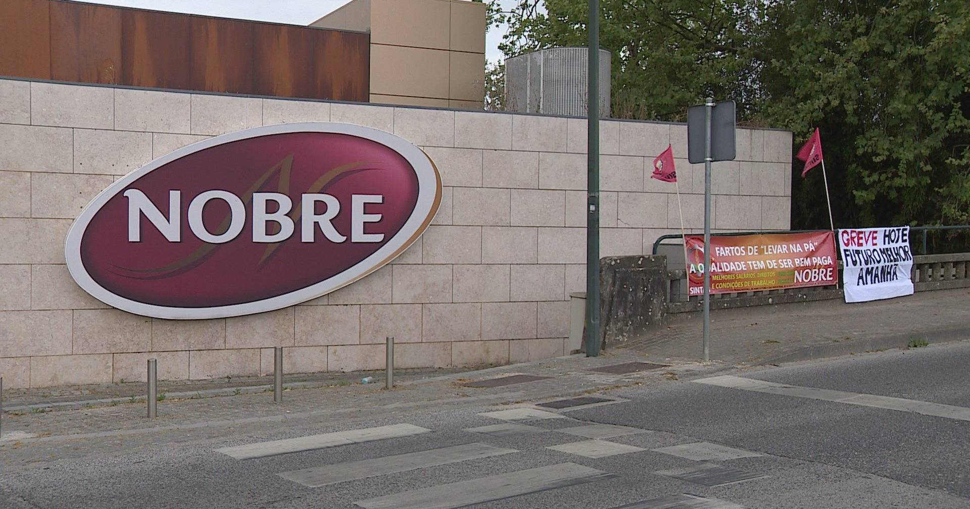 Nobre workers on strike demand salary adjustment of R$50 and accuse company of not negotiating