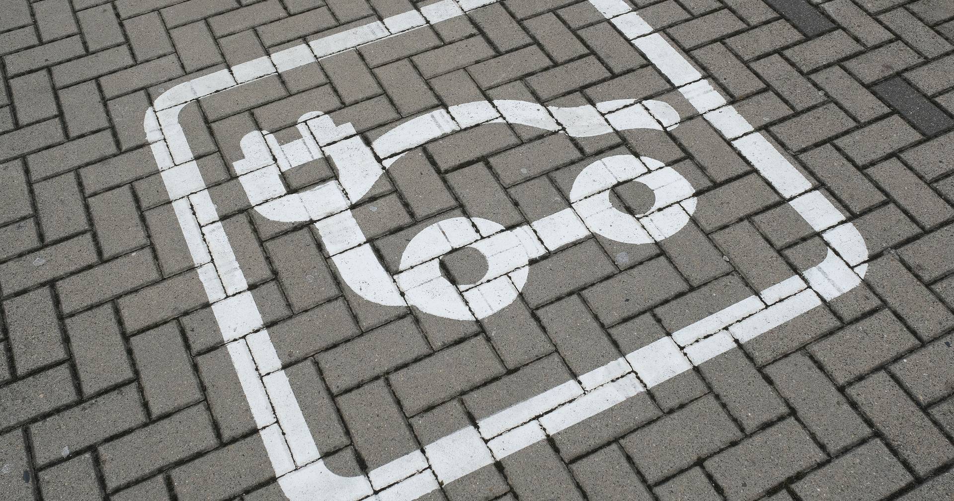 20 minutes: Electric car sales soared by more than 20% last month