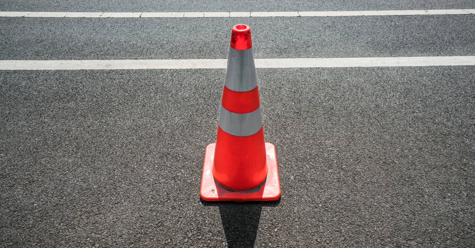 Car falls into hole on National Road 16 in Sobreiro