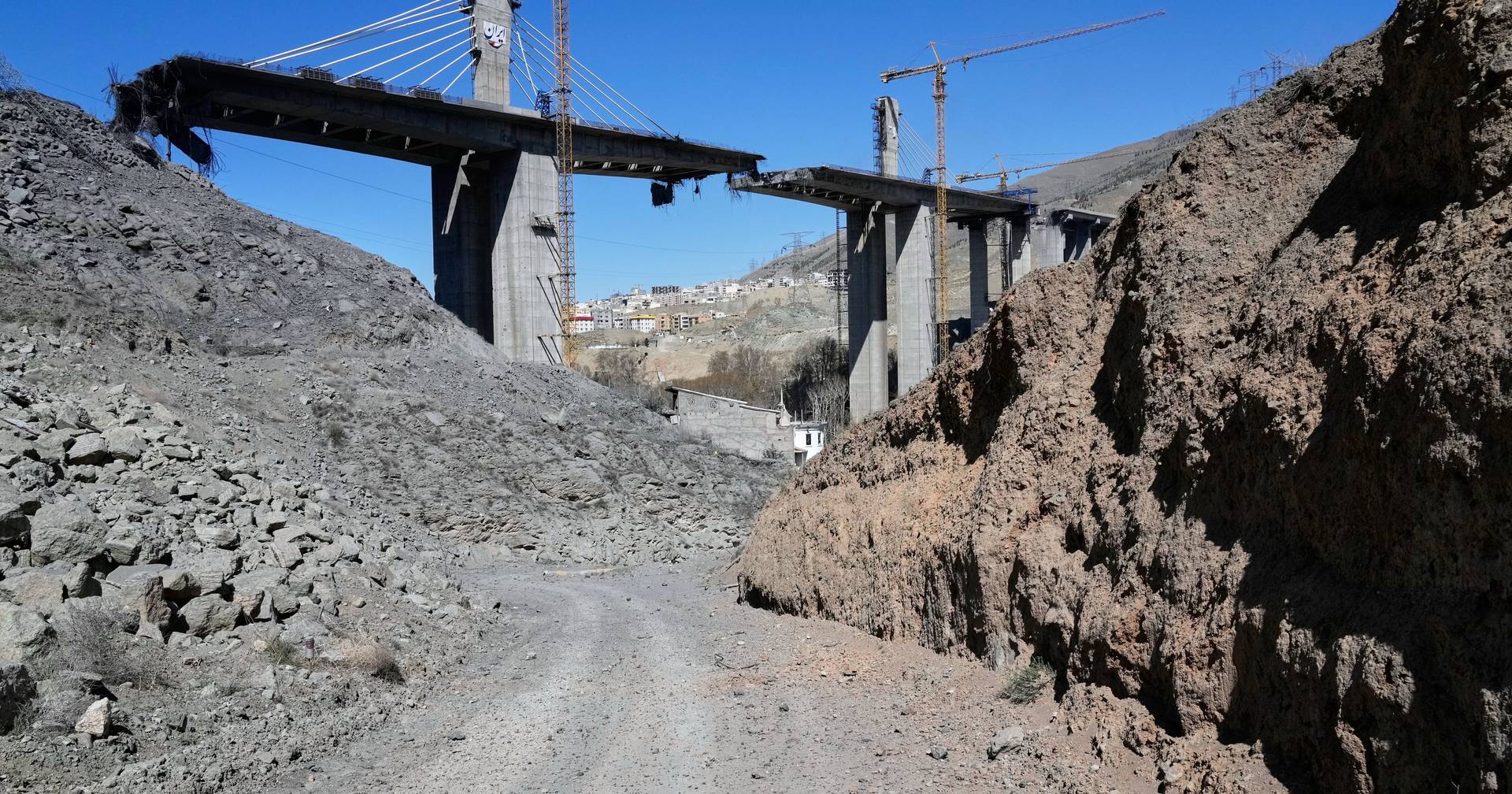 Between bridges and highways: possible US targets if the Strait of Hormuz is not reopened