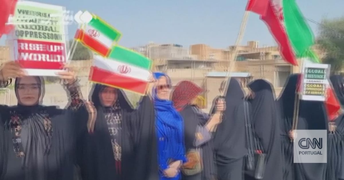 Iranians take to the streets to form human chains on Trump's targets