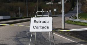 Overturned truck cuts across A4 in Bragança in the north-south direction