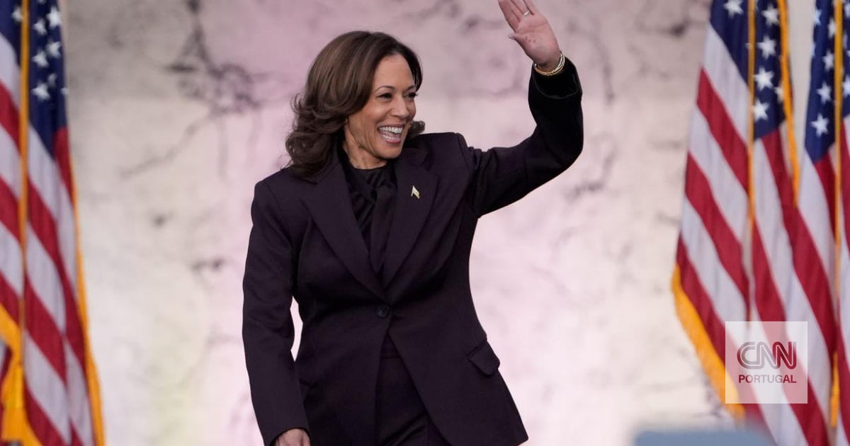 Kamala Harris admits running again - and got a standing ovation when she said it
