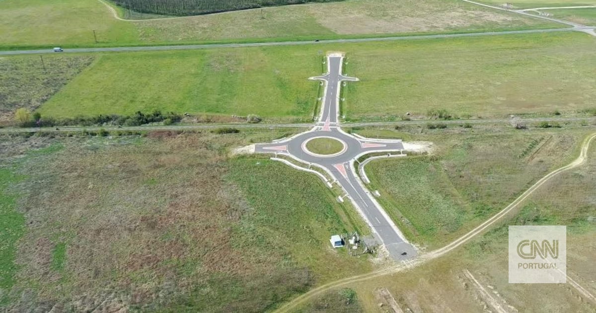 It comes from nowhere, goes nowhere. This €1.3 million roundabout showcases 'Orbán's economy'