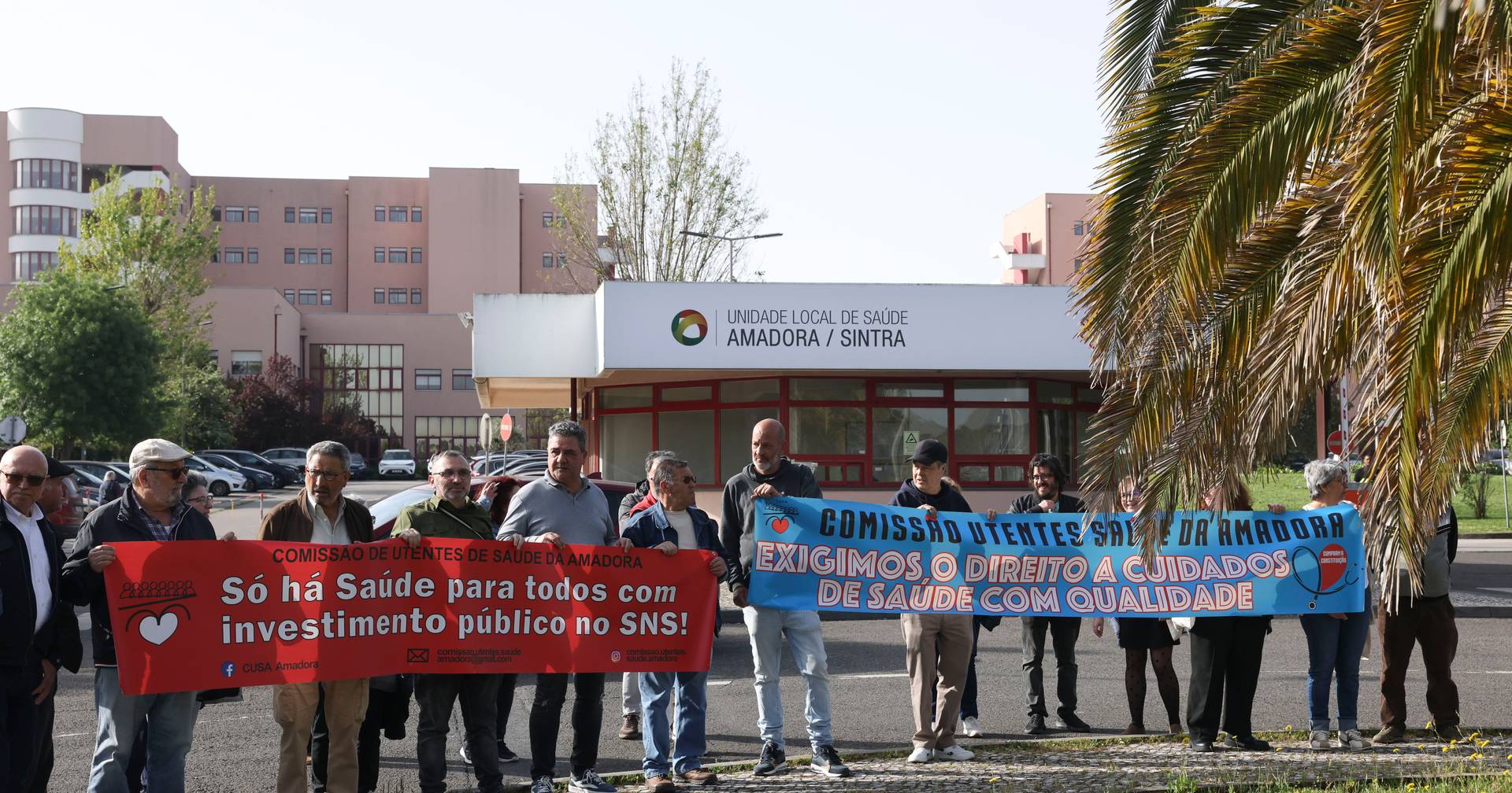 Dozens of people demonstrated in defense of the SNS in front of the Ministry of Health