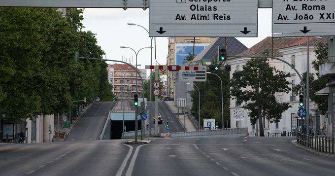 Works close tunnel on Avenida João XXI in Lisbon