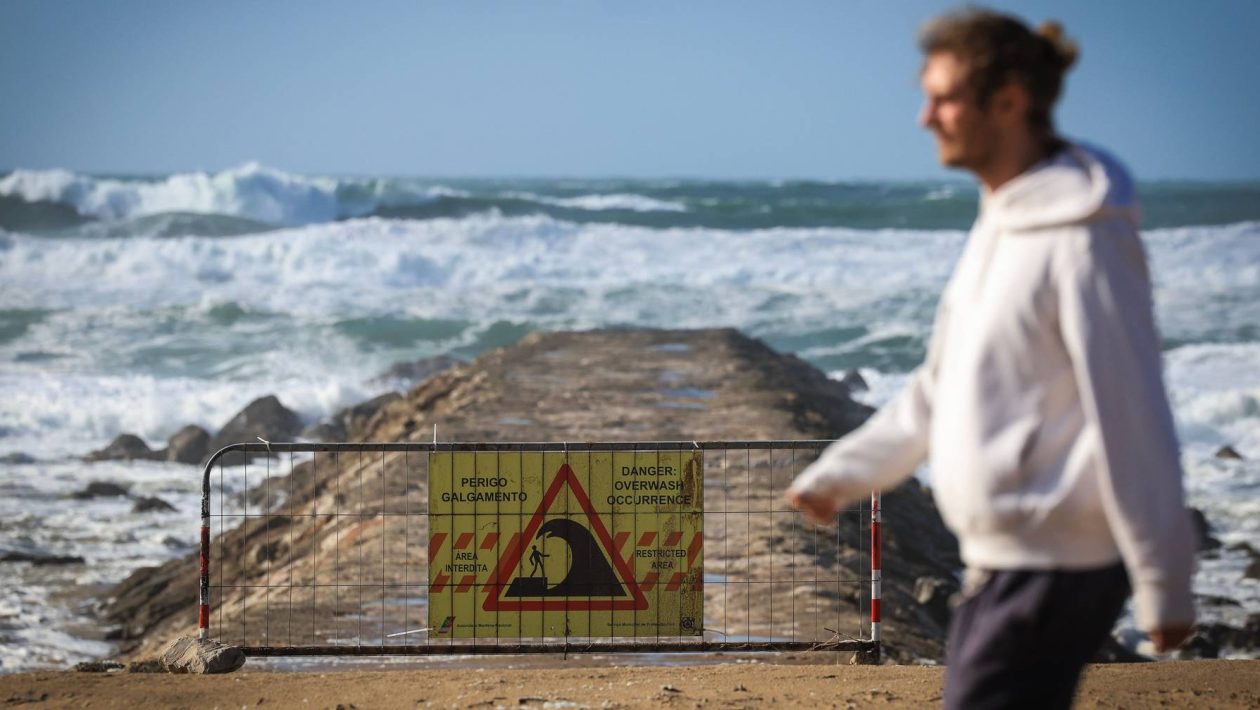 Sand replacement will close several beaches on Costa da Caparica until June