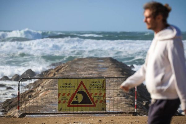 Sand replacement will close several beaches on Costa da Caparica until June